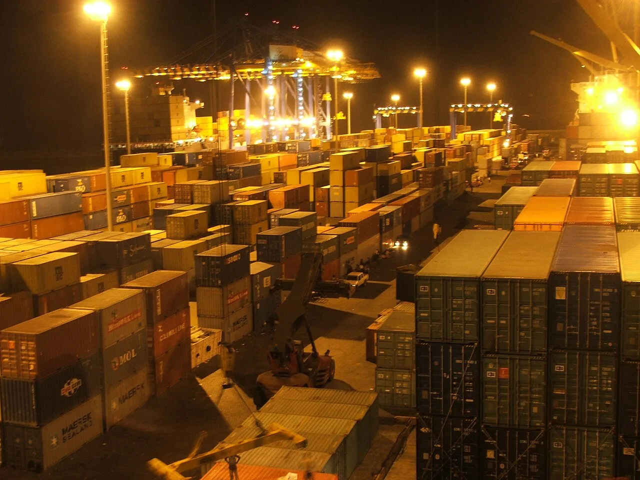 Nächtlicher Blick auf den Containerumschlag in Tema/Ghana